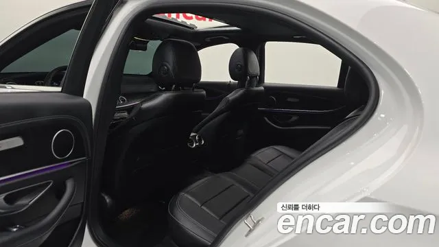 Mercedes-Benz E-Class 2023 thumb 9