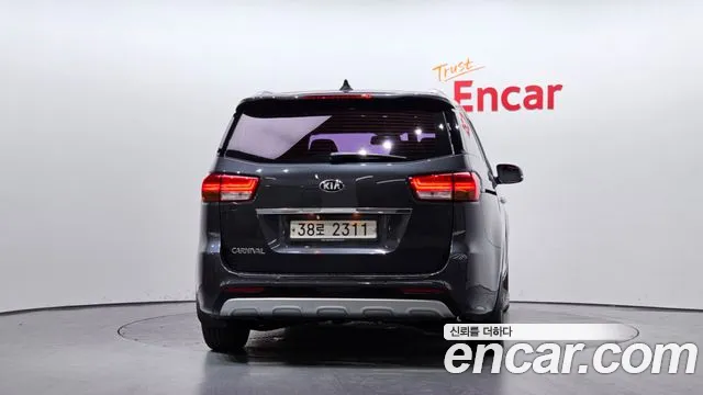 Kia Carnival 2015 thumb 9