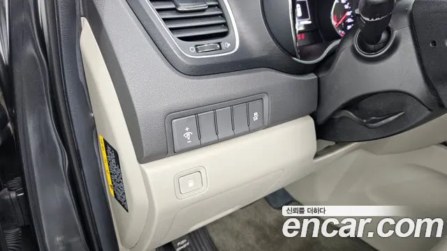 Kia Carnival 2015 thumb 10