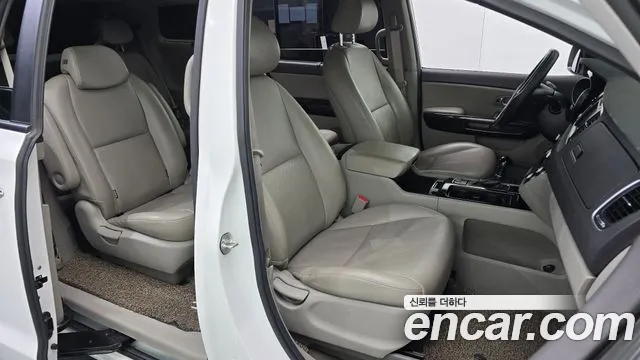 Kia Carnival 2015 thumb 8