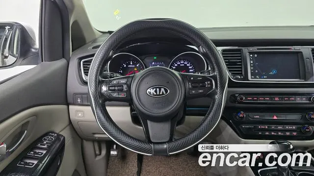 Kia Carnival 2015 thumb 5