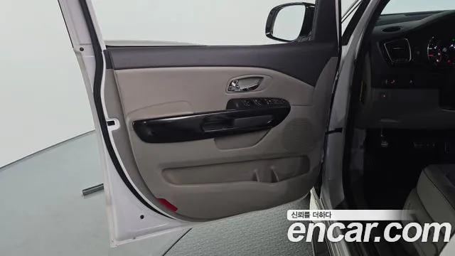 Kia Carnival 2017 thumb 6