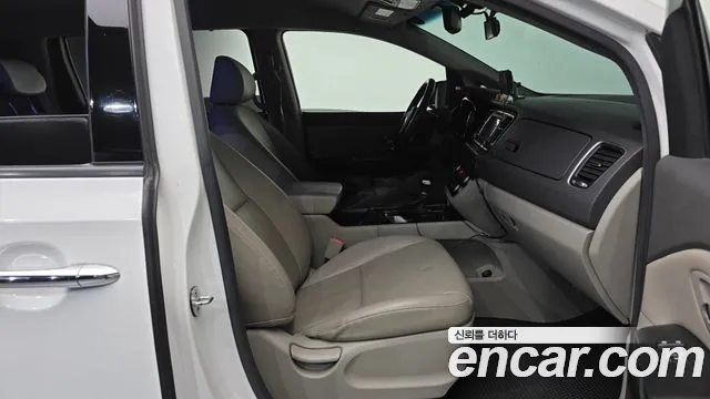 Kia Carnival 2017 thumb 11