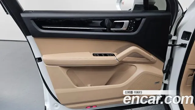 Porsche Cayenne 2023 thumb 2