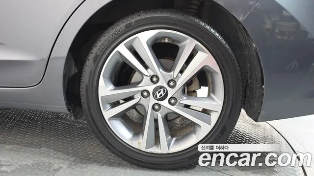 Hyundai AD 2016 thumb 10