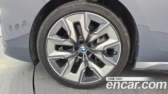 BMW i7 2023 thumb 12