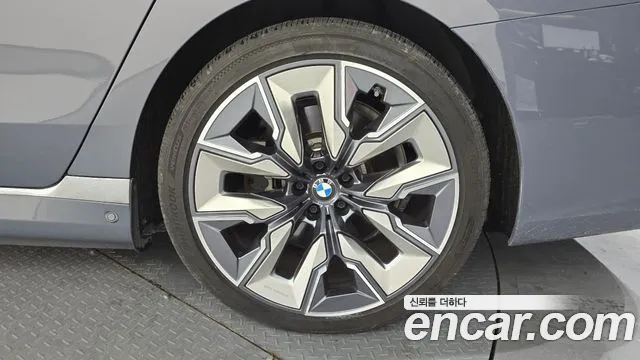 BMW i7 2023 thumb 9