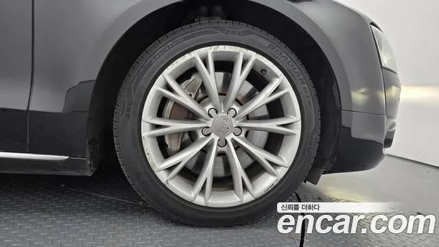 Audi A8 2010 thumb 5