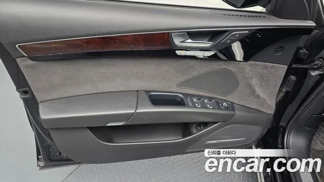 Audi A8 2010 thumb 8