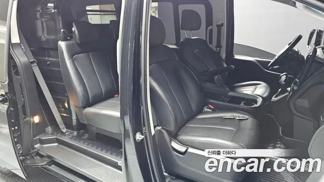 Hyundai Staria 2023 thumb 3