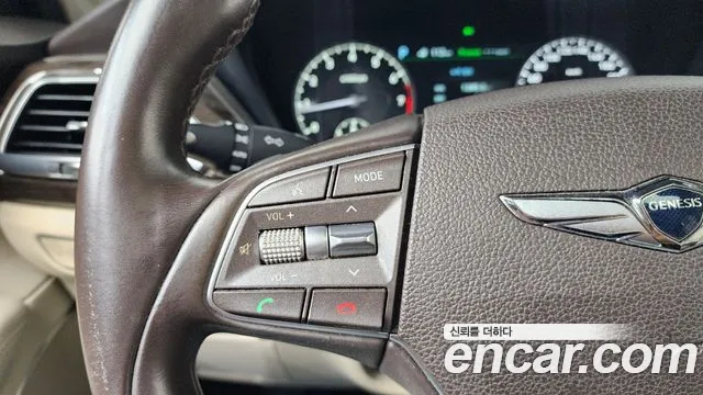 Genesis G90 2016 thumb 2