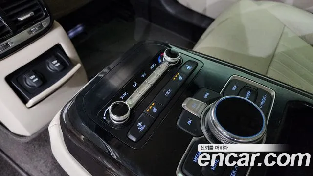 Genesis G90 2016 thumb 4
