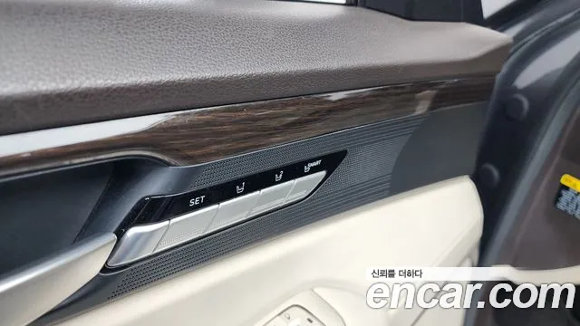 Genesis G90 2016 thumb 7
