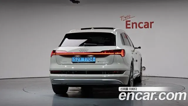 Audi e-tron 2020 thumb 5