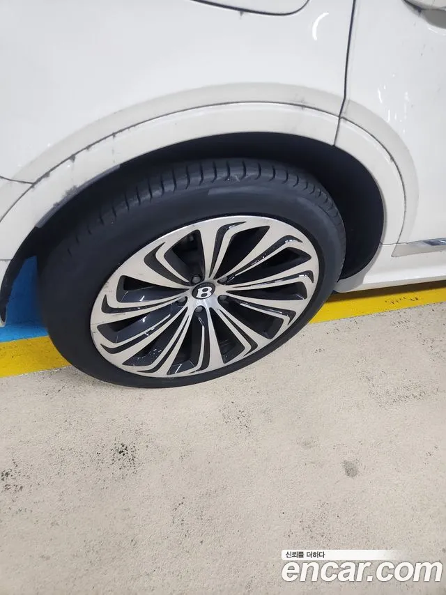 Bentley Bentayga 2024 thumb 2