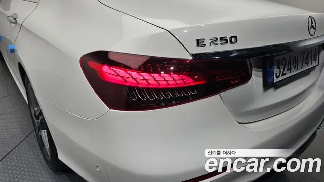 Mercedes-Benz E-Class 2022 thumb 8