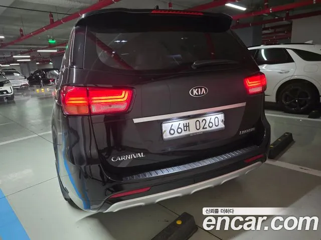 Kia Carnival 2016 thumb 10