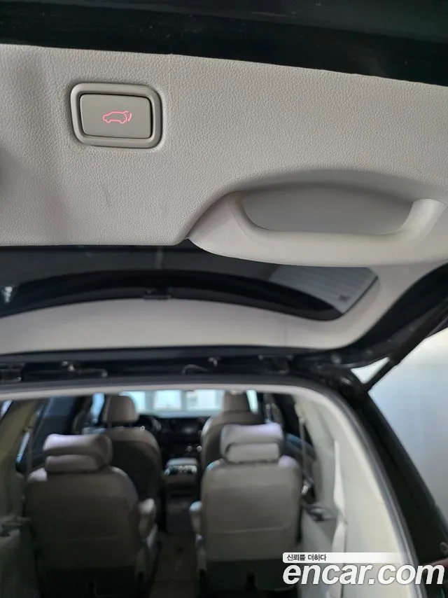 Kia Carnival 2016 thumb 8
