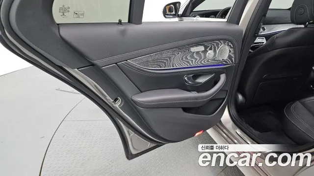 Mercedes-Benz E-Class 2022 thumb 11