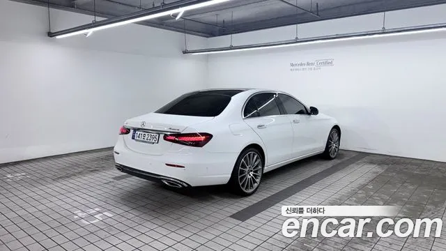 Mercedes-Benz E-Class 2023 thumb 6