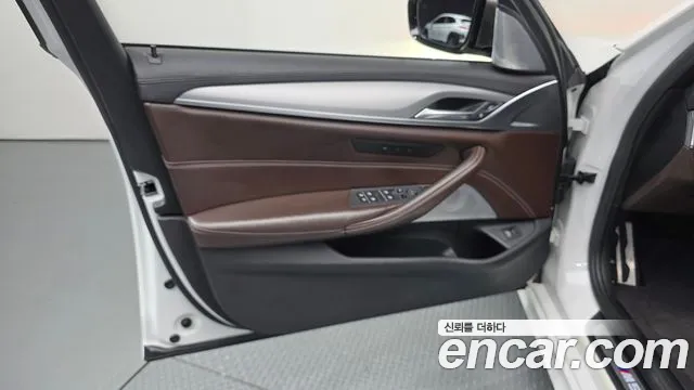 BMW 5 серии 2018 thumb 5
