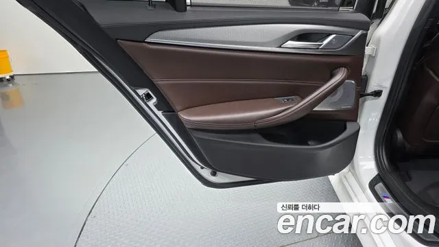 BMW 5 серии 2018 thumb 4