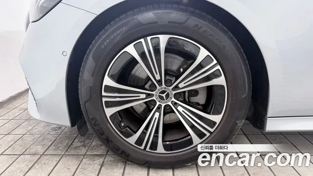 Mercedes-Benz E-Class 2024 thumb 5
