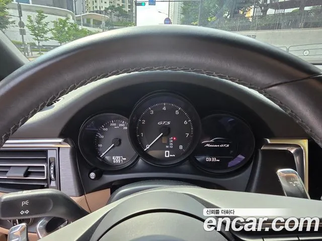 Porsche Macan 2023 thumb 12