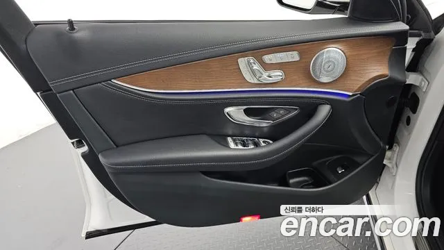 Mercedes-Benz E-Class 2020 thumb 10