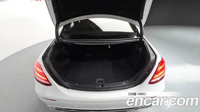 Mercedes-Benz E-Class 2020 thumb 2