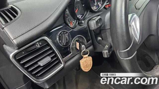 Porsche Panamera 2012 thumb 6