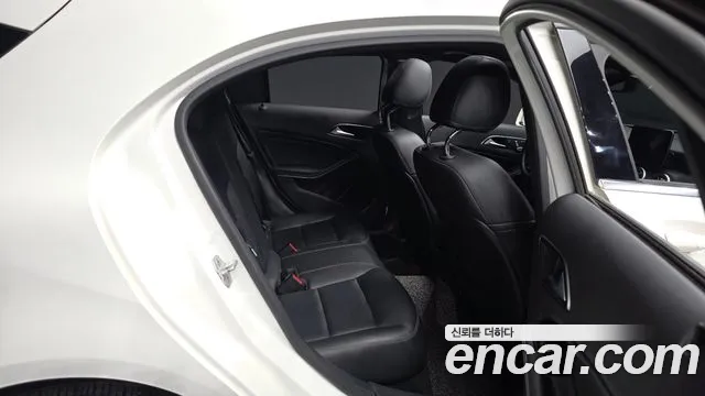 Mercedes-Benz A-Class 2017 thumb 6