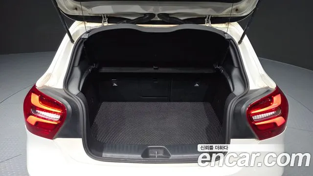 Mercedes-Benz A-Class 2017 thumb 4