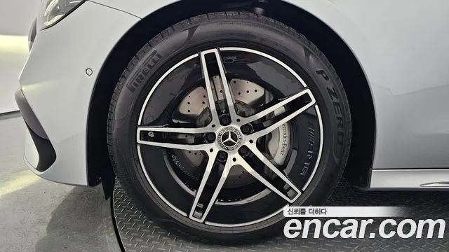 Mercedes-Benz E-Class 2025 thumb 4
