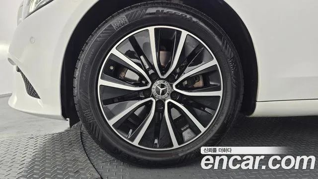 Mercedes-Benz C-Class 2019 thumb 12