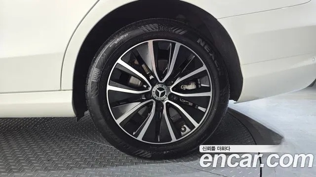 Mercedes-Benz C-Class 2019 thumb 8