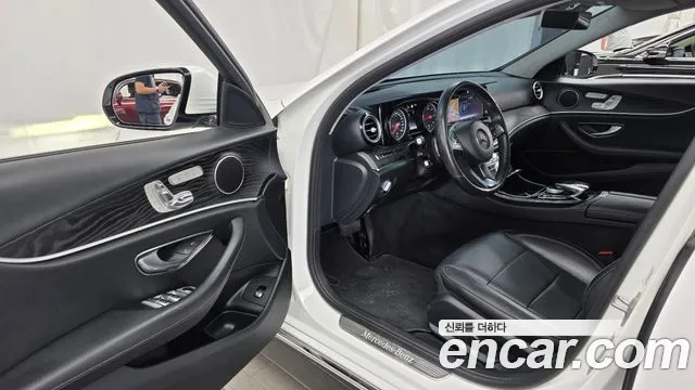 Mercedes-Benz E-Class 2017 thumb 10
