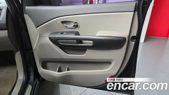 Kia Carnival 2017 thumb 5