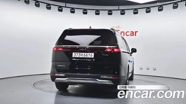 Kia Carnival 2023 thumb 4