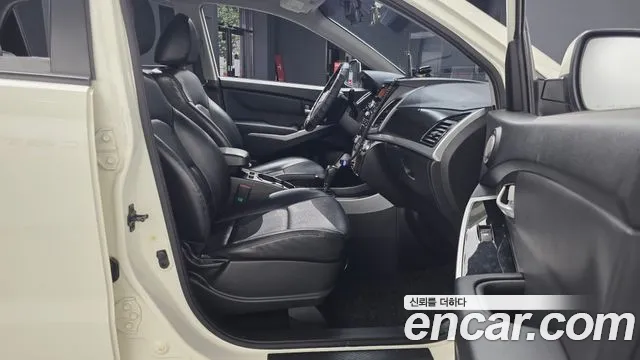 KGM Korando 2013 thumb 12