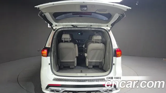 Kia Carnival 2017 thumb 4