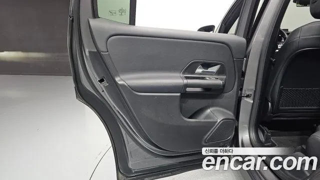 Mercedes-Benz GLB 2021 thumb 12