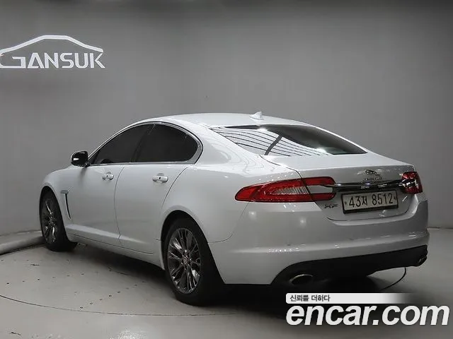 Jaguar XF 2015 thumb 6