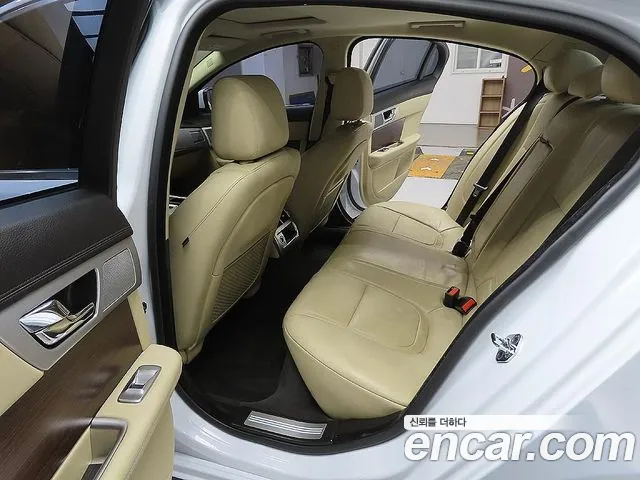 Jaguar XF 2015 thumb 3