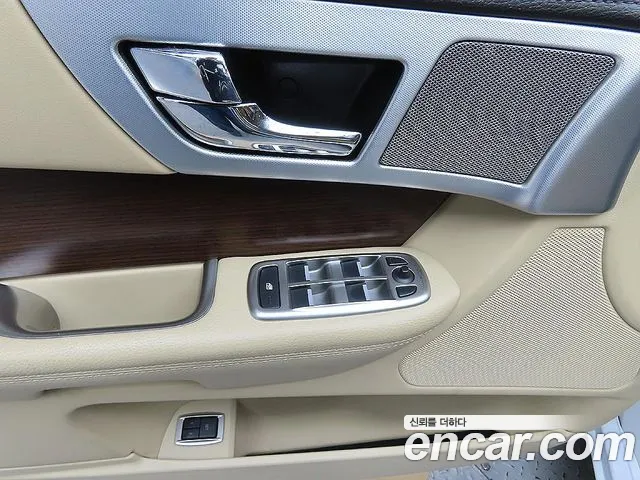 Jaguar XF 2015 thumb 10