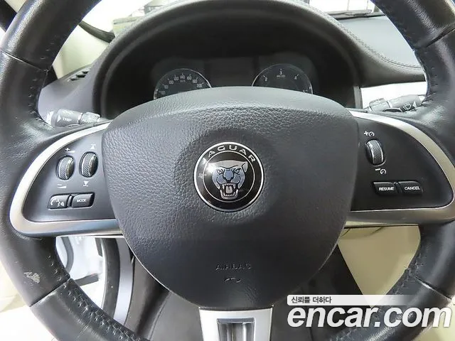 Jaguar XF 2015 thumb 9