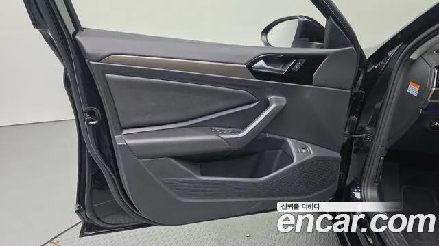 Volkswagen Jetta 2021 thumb 2