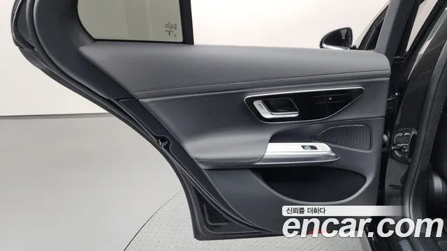 Mercedes-Benz E-Class 2025 thumb 9