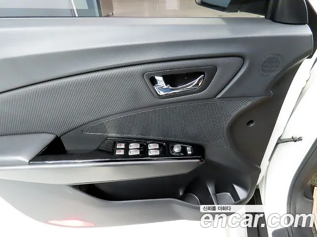 KGM Tivoli Air 2018 thumb 3
