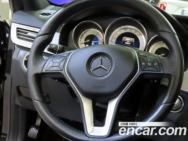 Mercedes-Benz E-Class 2013 thumb 10
